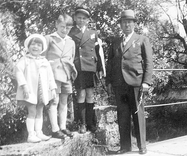 03 photo 3 fratrie avec père mai 1936R